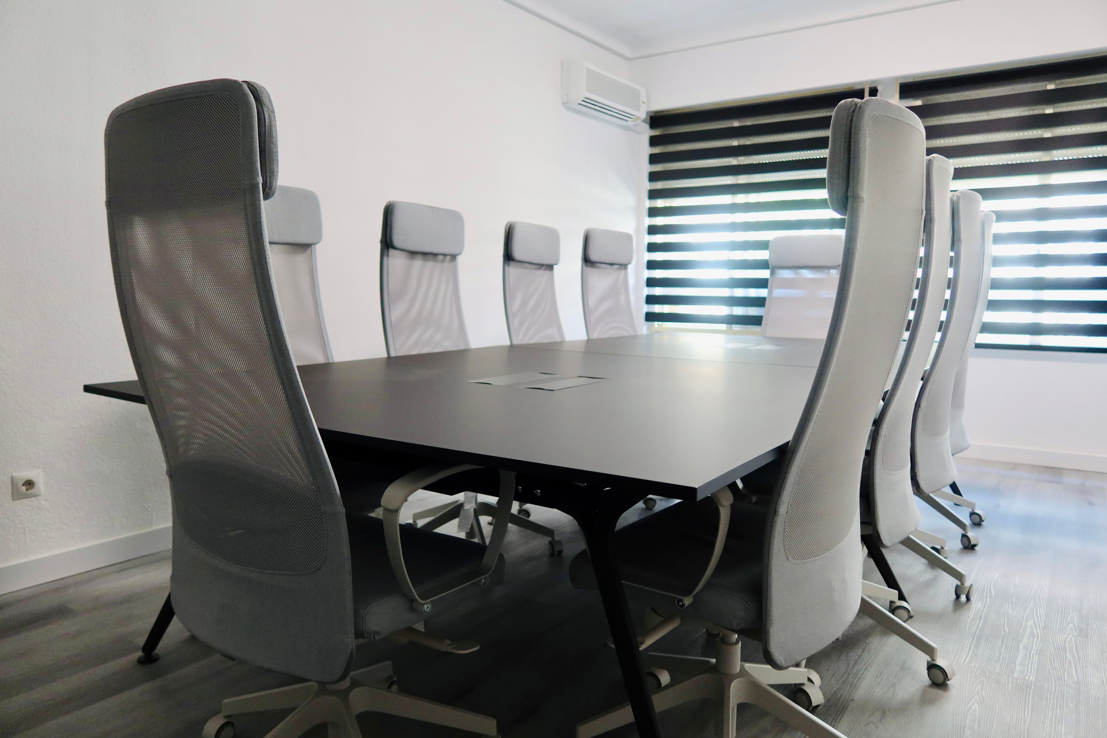 Vista frontal de la sala de reuniones