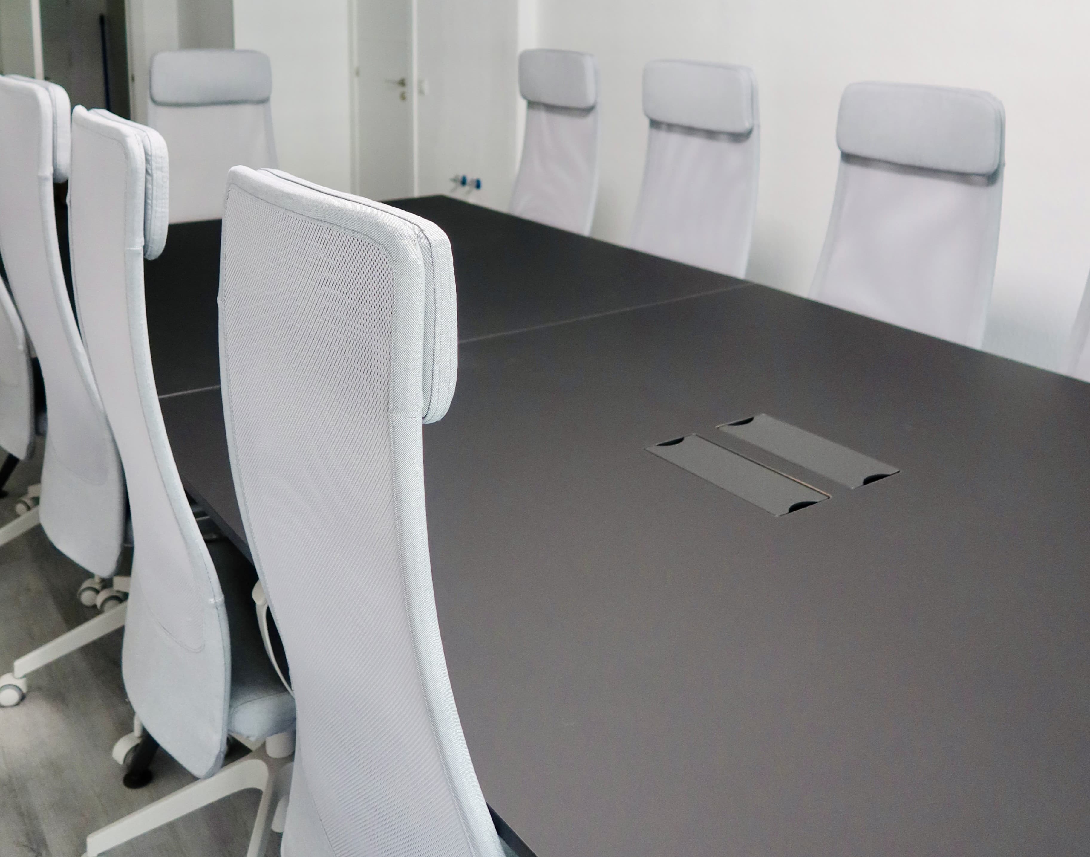 Mesa de la sala de reuniones